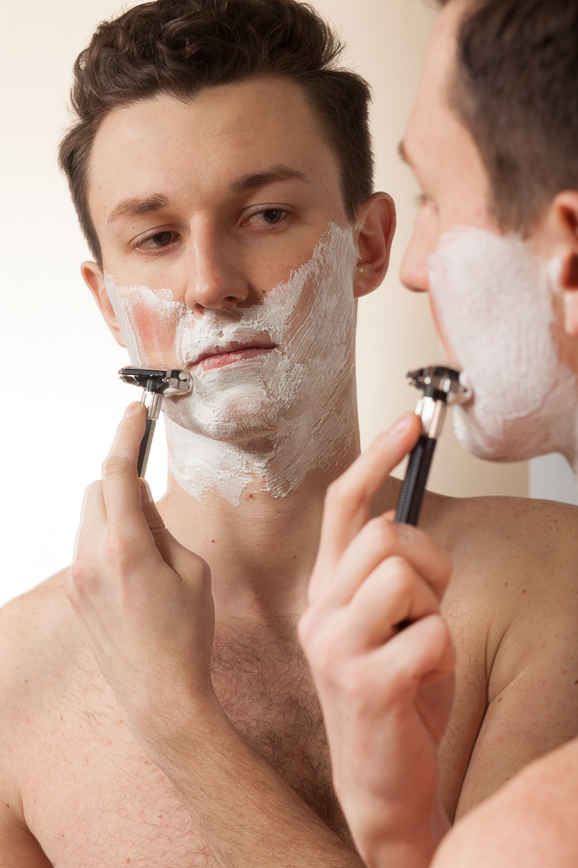 Правка опасной бритвы перед бритьем
